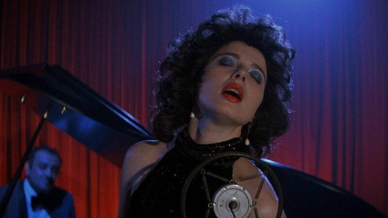 Kobieta z mikrofonem na scenie.