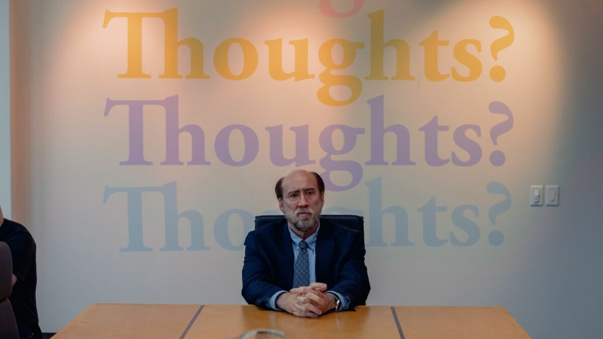 Mężczyzna za stołem w sali konferencyjnej.