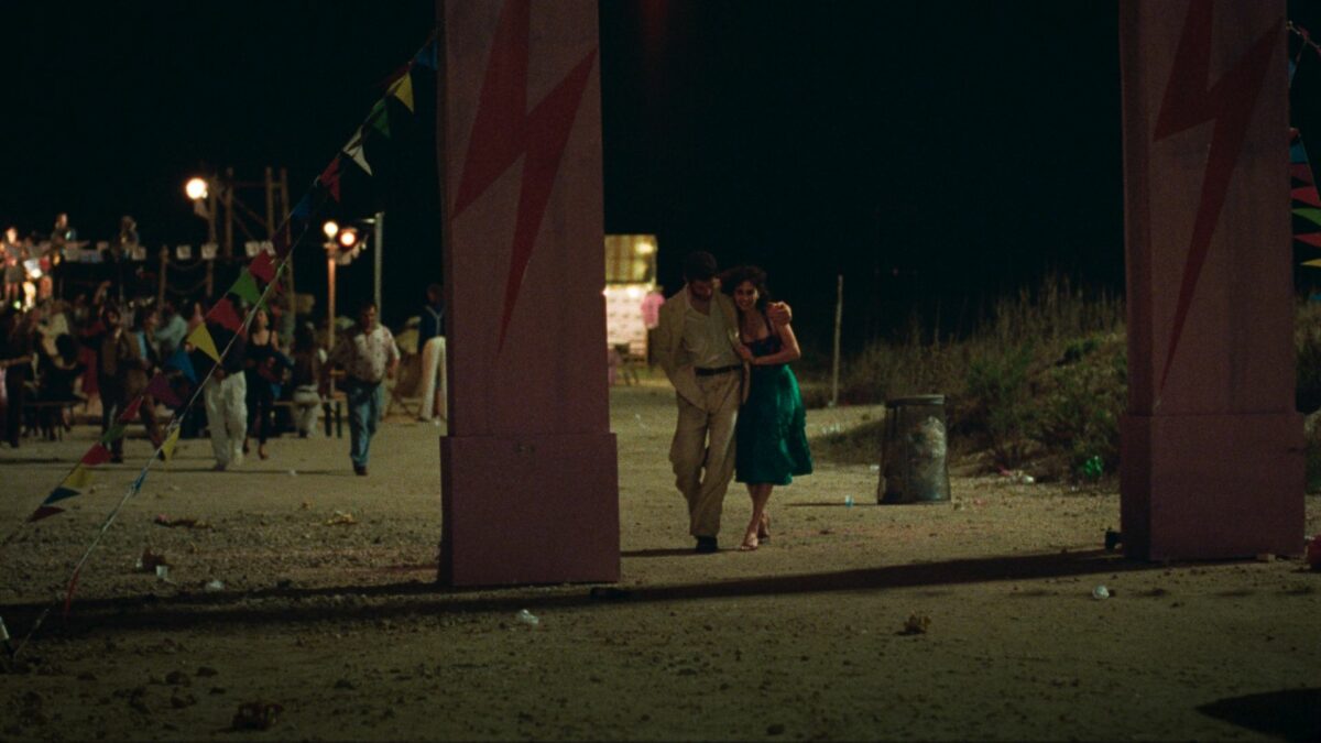 Grupa mieszkańców bawiąca się na miejskim festynie.