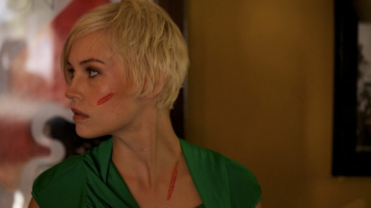 Zbliżenie na młodą dziewczynę z raną na policzku.