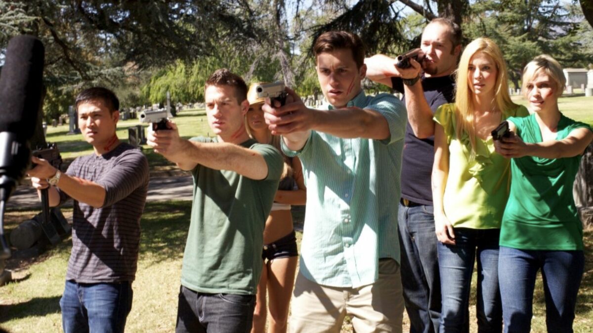 Grupa ludzi celujących z pistoletów.