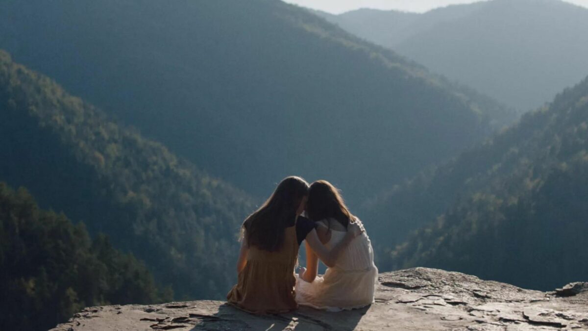 Dwie dziewczyny w górskim krajobrazie.