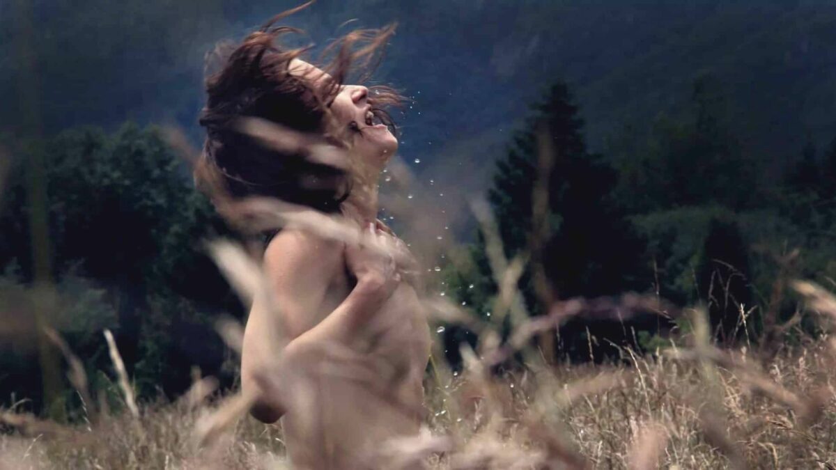 Kobieta biegnąca po polu.