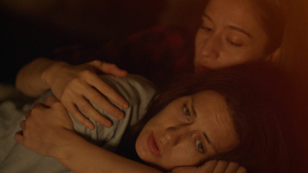 Zbliżenie na dwie młode dziewczyny.