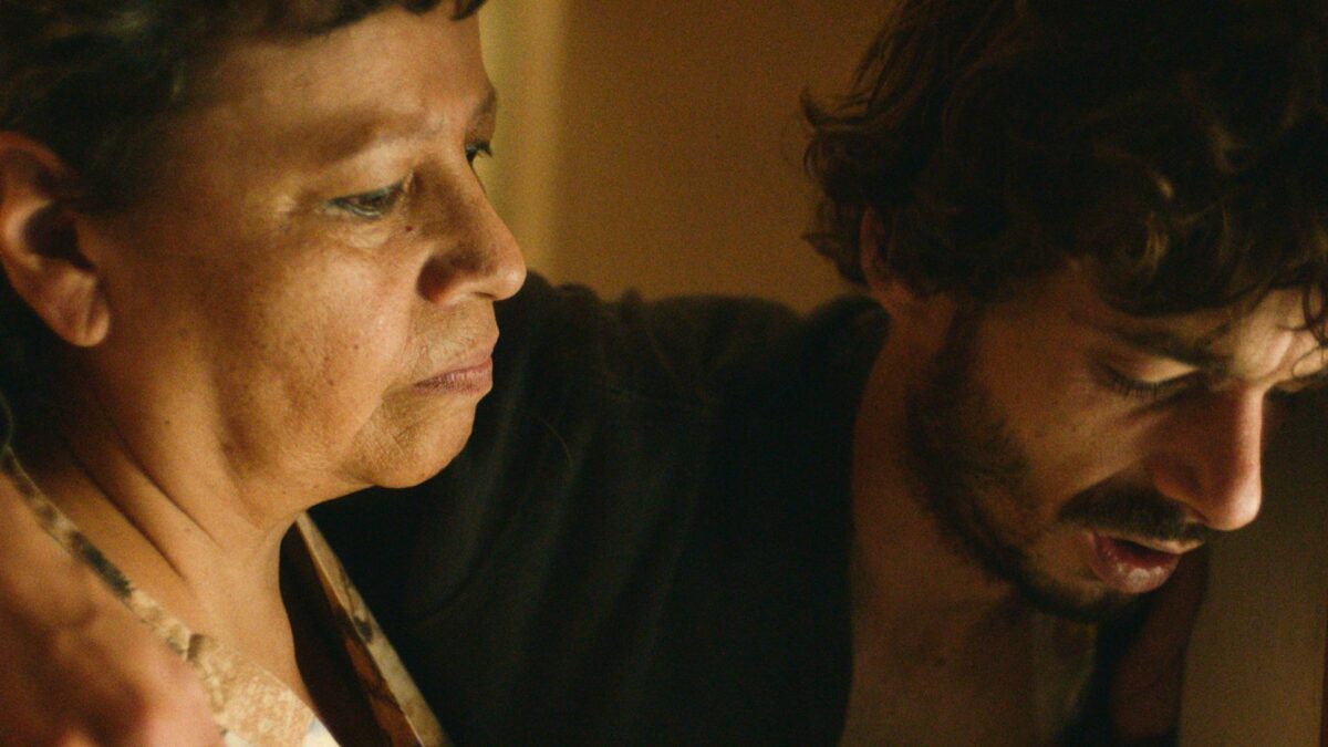 Kobieta zajmująca się chorym mężczyzną.