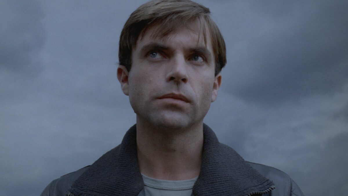 Zbliżenie na zamyślonego mężczyznę.