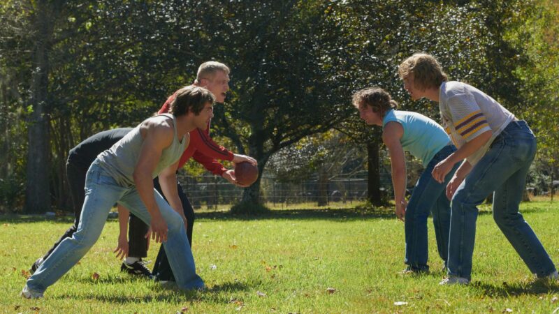 Kadr z parku i obraz grających braci w rugby.