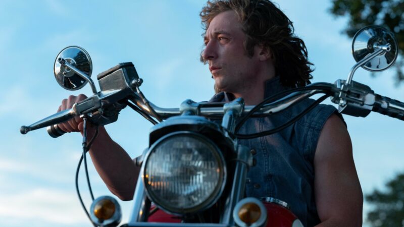 Kadr z młodym chłopakiem na motorze.