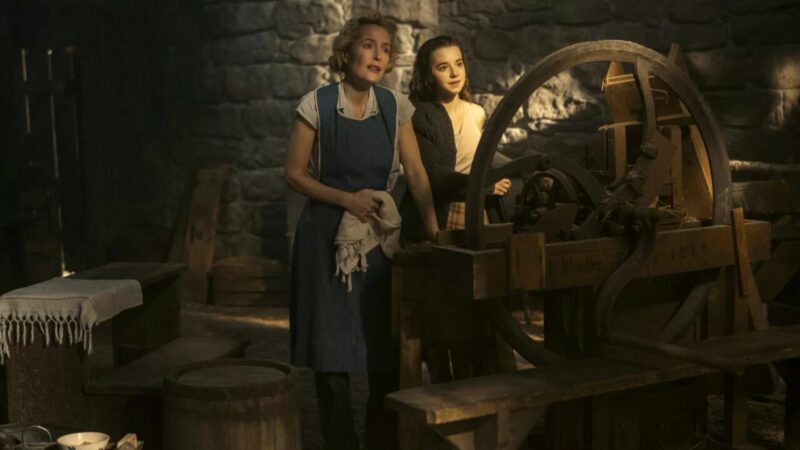 Kobieta z młodą dziewczyną wykonują prace domowe.