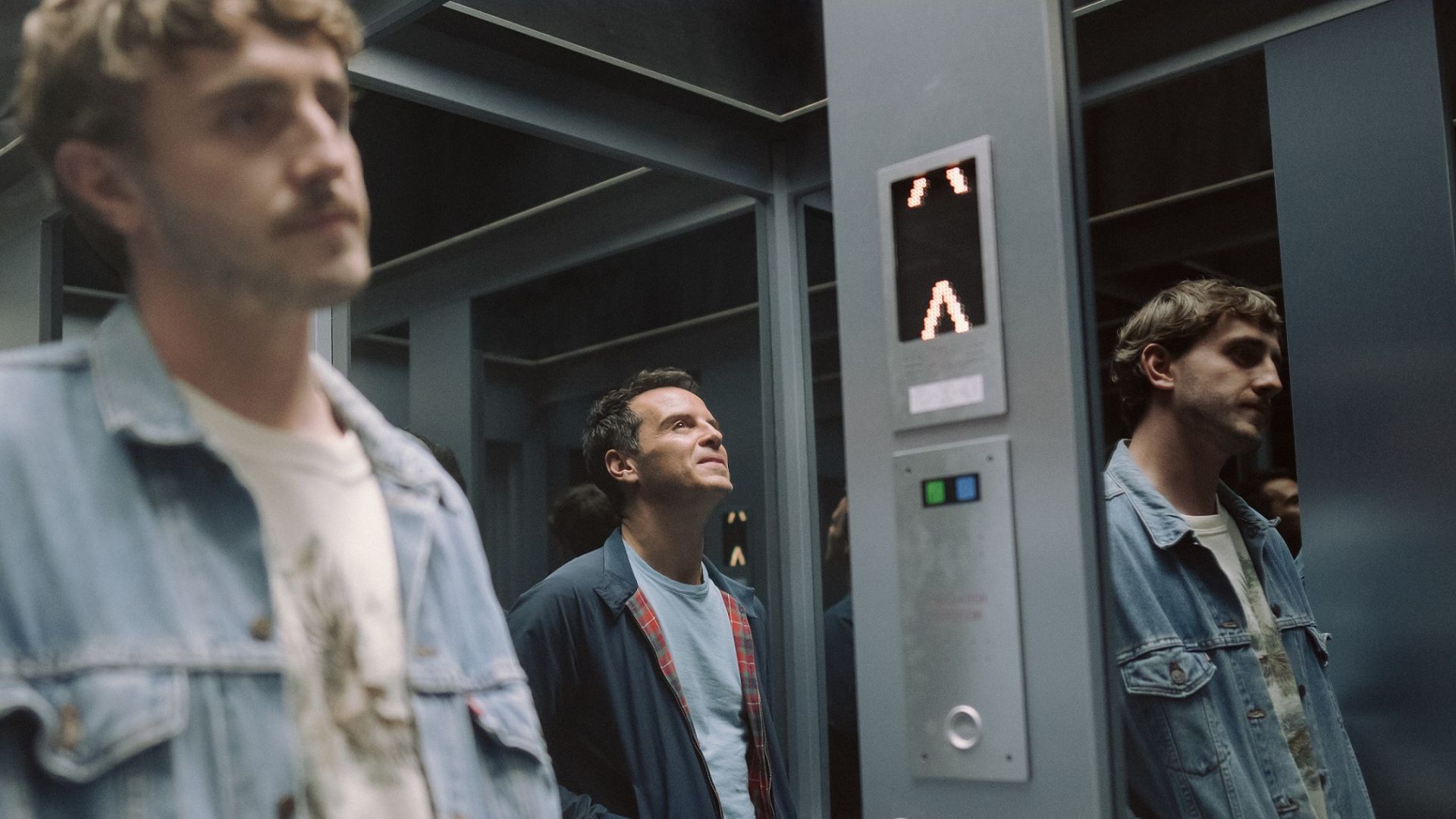 Scena z windy w środku jest dwóch chłopaków.