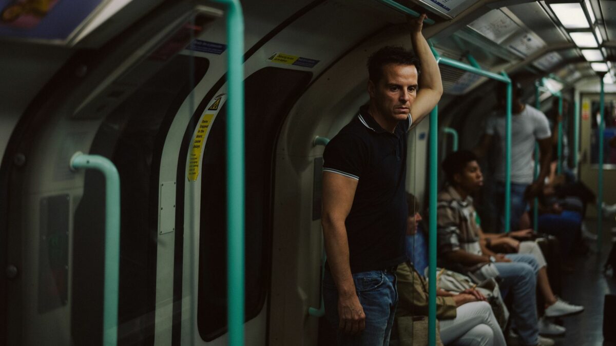 Kadr z metra, zbliżenie na stojącego mężczyznę.