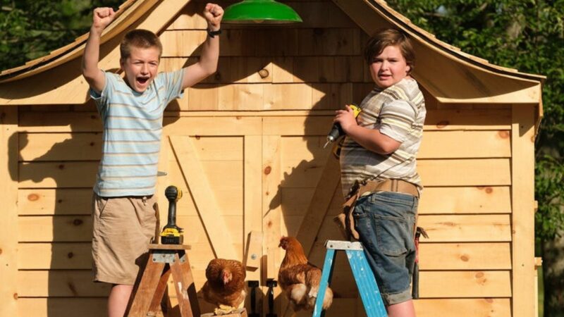 Dwóch chłopców przy budowie kurnika.