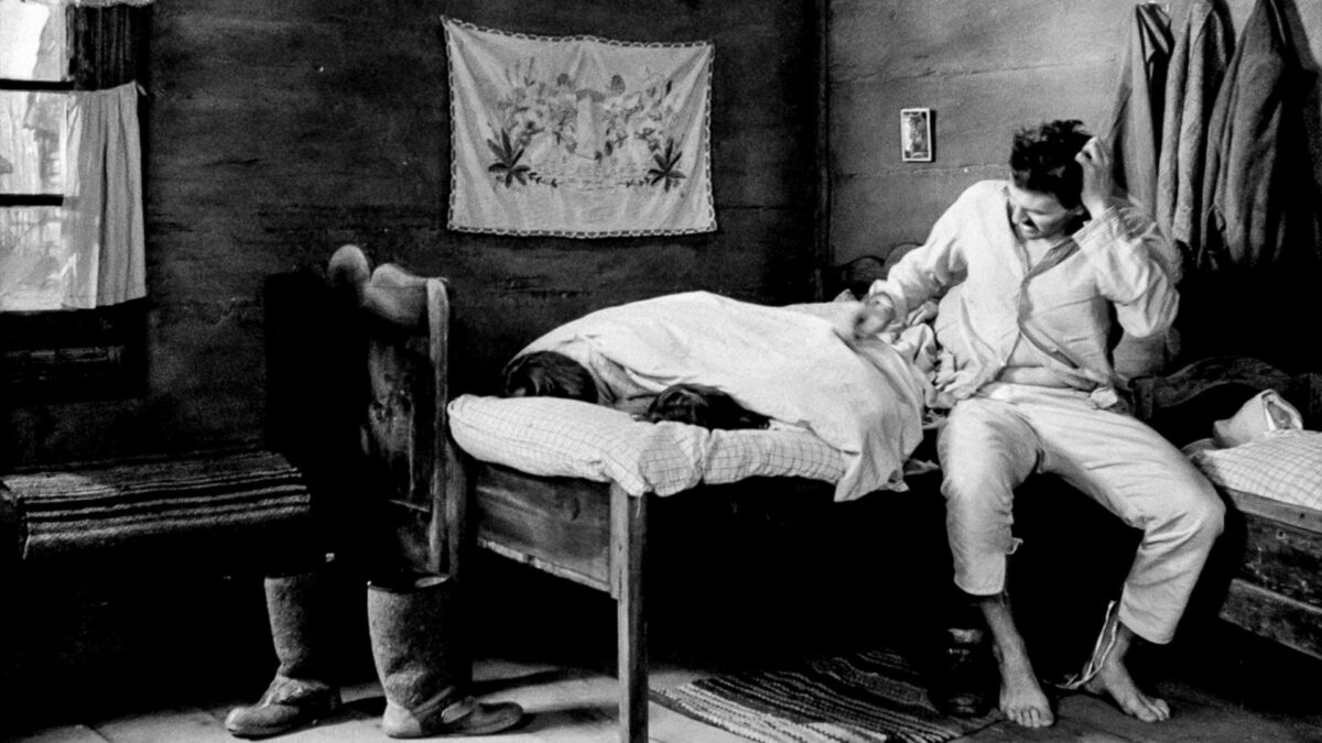 Mężczyzna wstaje z łóżka.