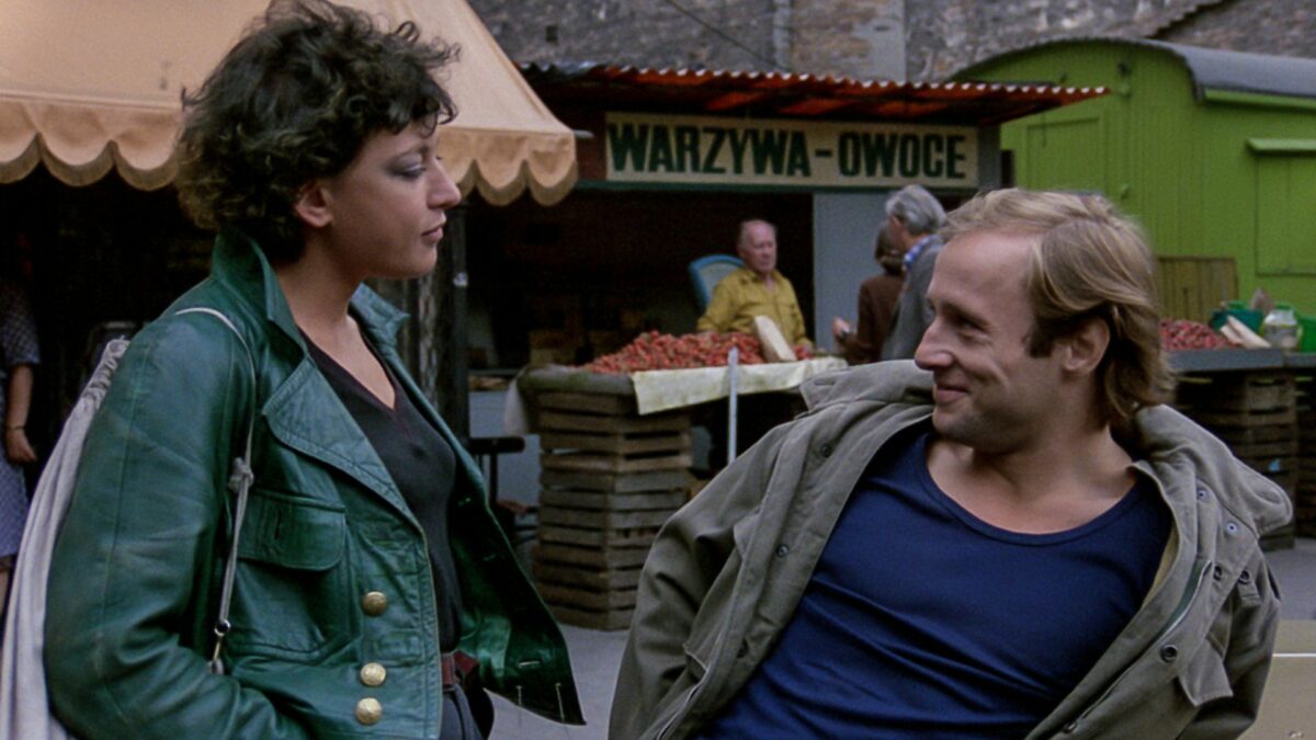 Kobieta i mężczyzna na małym ryneczku z warzywami.