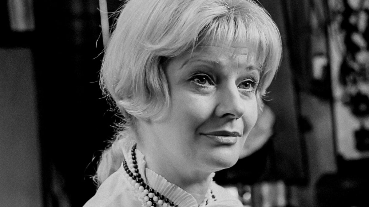 Zbliżenie na kobiecą twarz.