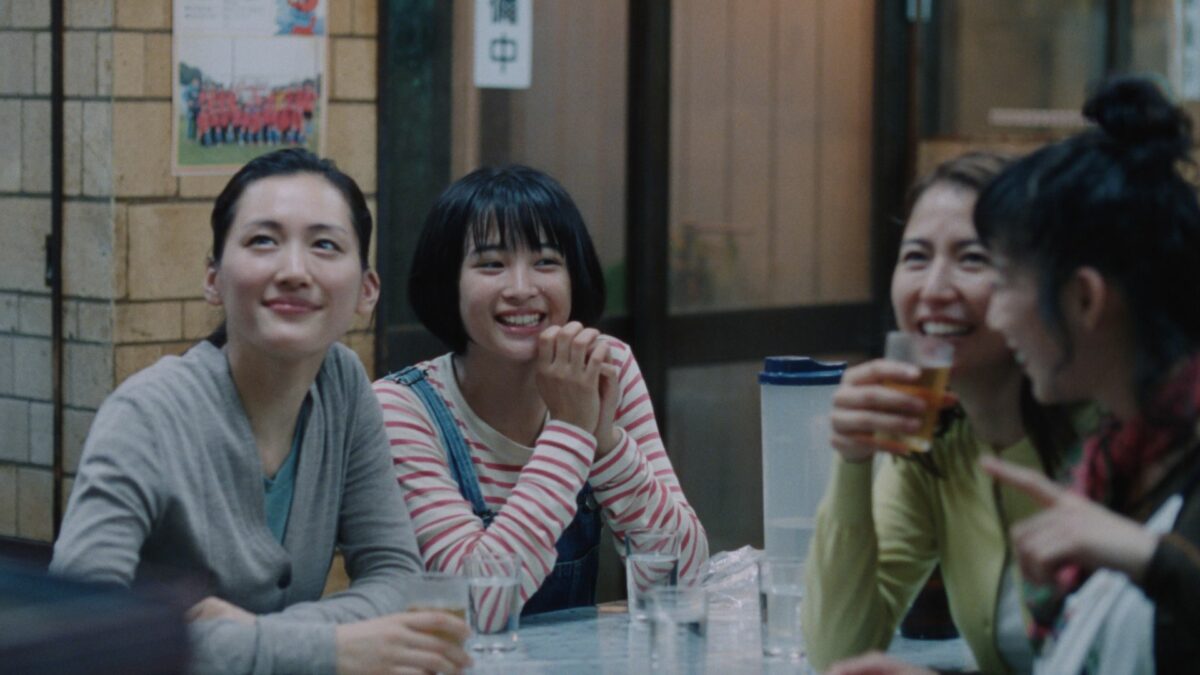 Kadr przedstawiający rodzinny posiłek przy stole.