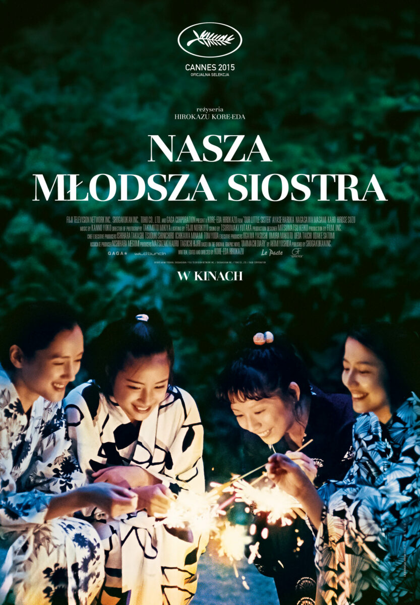 Plakat przedstawia cztery siostry ubrane w japońskie kimona.
