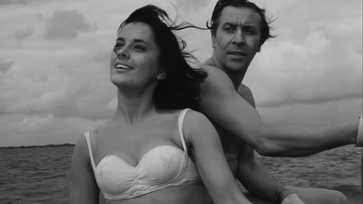 Kadr z kobietą i mężczyzną podczas rejsu statkiem.