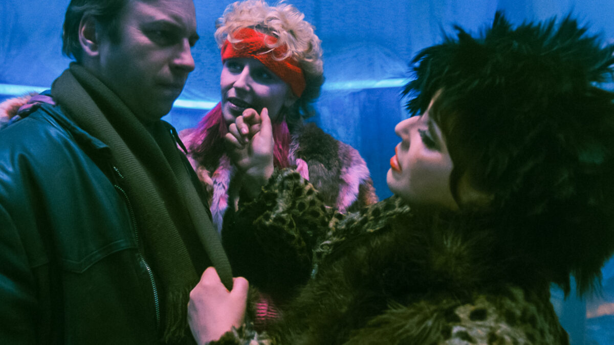 Mężczyzna w towarzystwie dwóch kobiet.