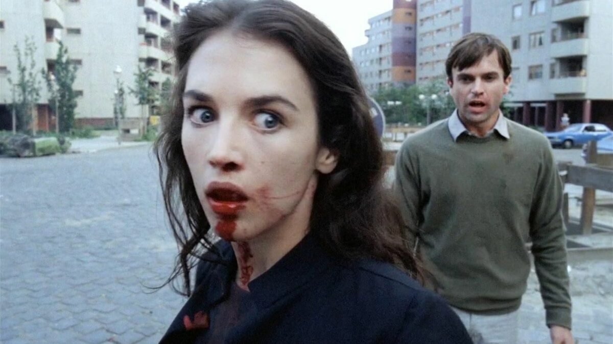 Mężczyzna podąża za kobietą z zakrwawioną twarzą.