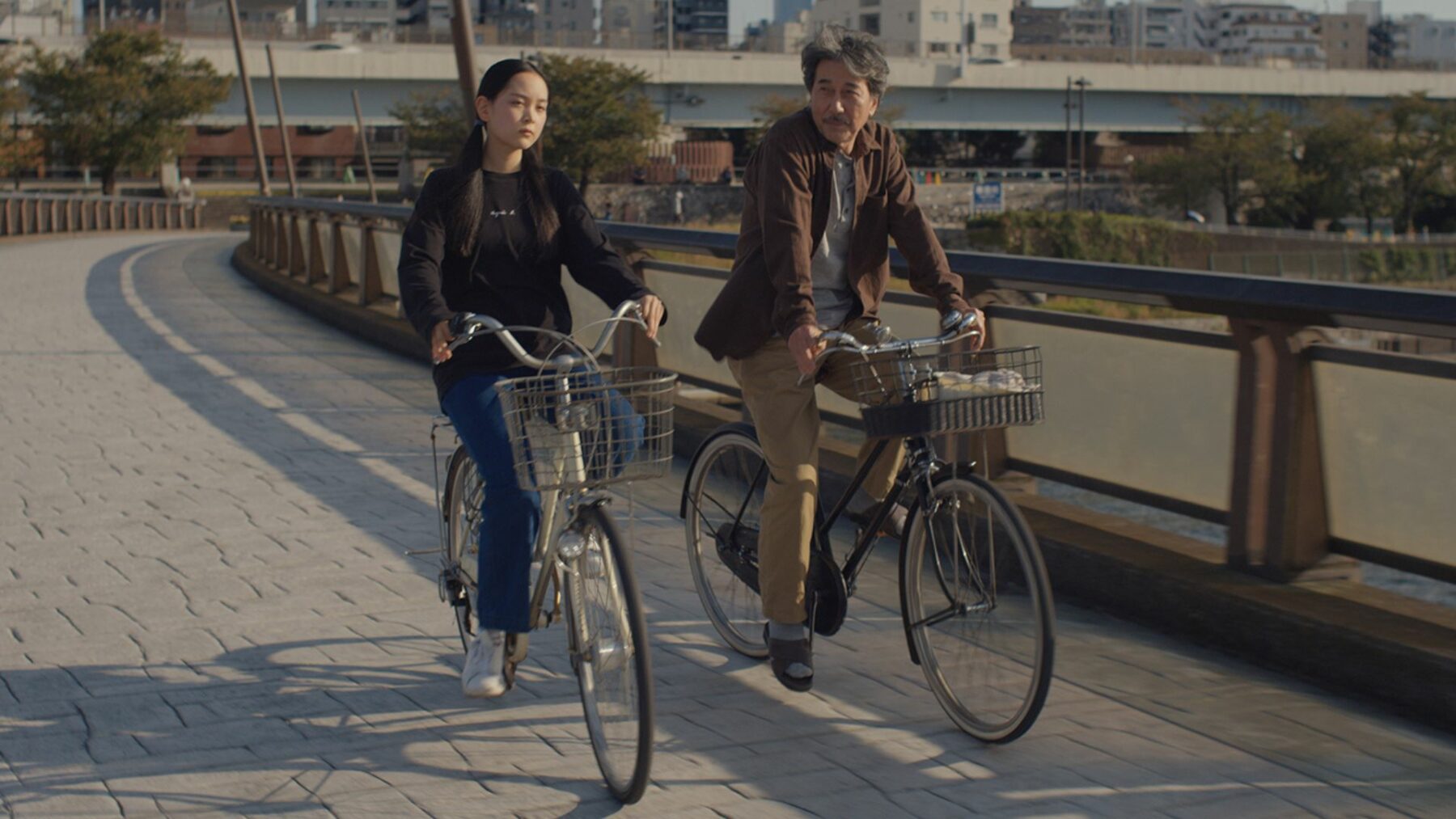 Mężczyzna z dziewczyną na przejażdżce rowerowej po mieście.