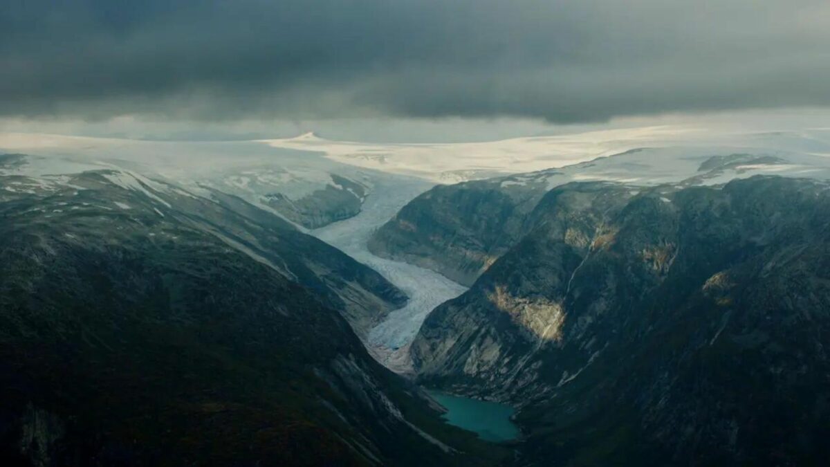 Kadr z górskim krajobrazem i jeziorem.