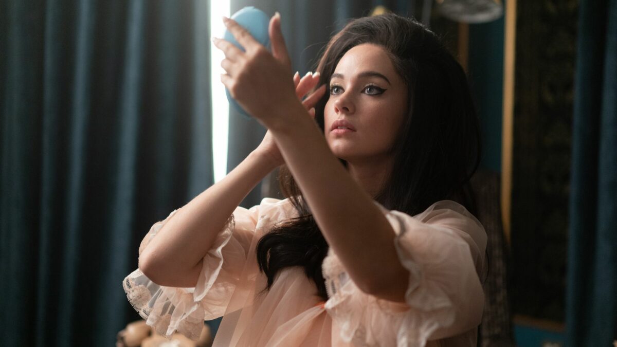 Młoda kobieta przeglądająca się w lusterku.