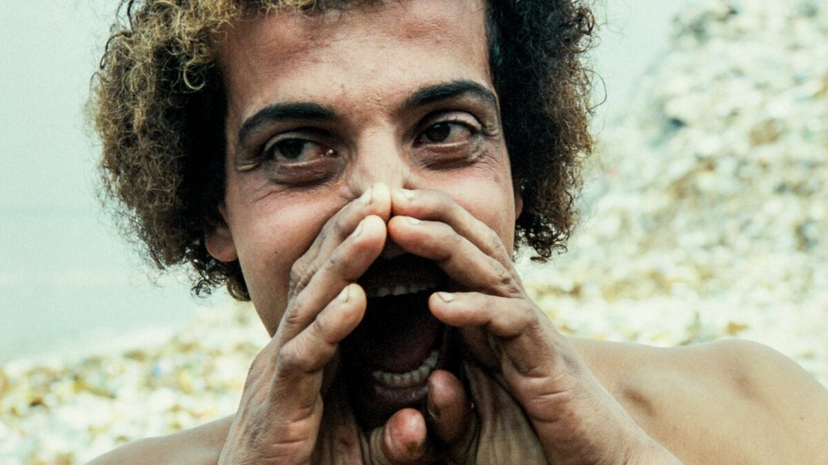 Kadt przedstawia zbliżenie na krzyczącą postać.