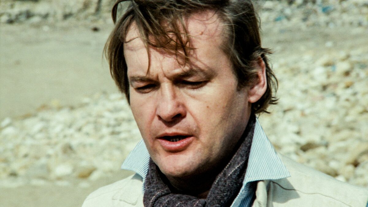 Zbliżenie na męską twarz.