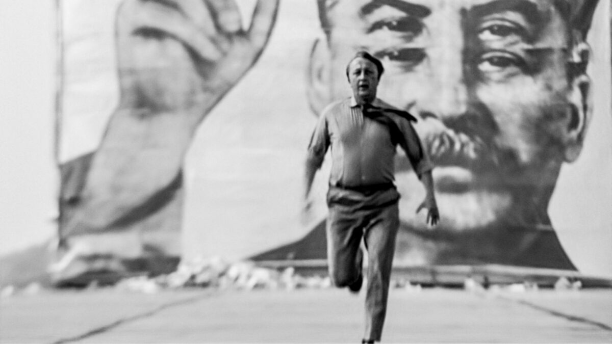 Biegnący mężczyzna na tle muralu.