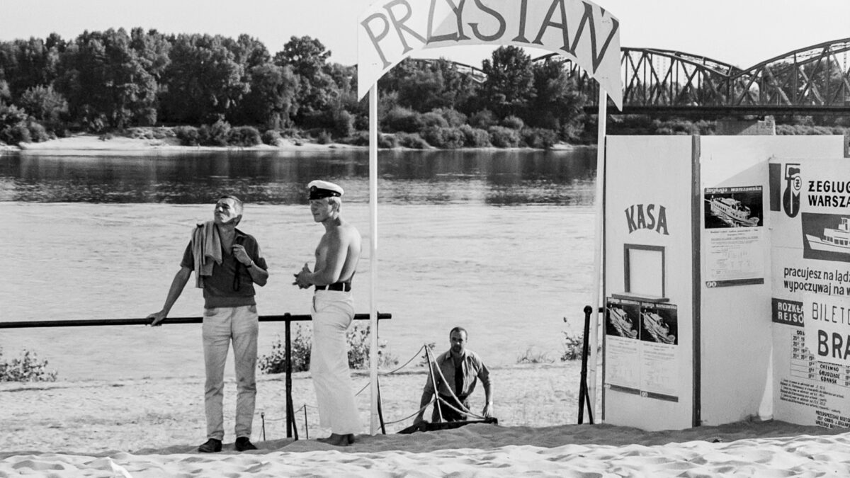 Kapitan stojący obok przystani.