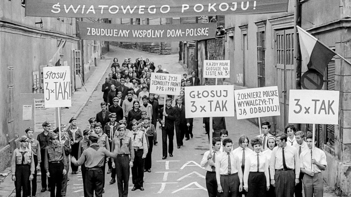 Uliczna demonstaracja przed wyborami politycznymi.