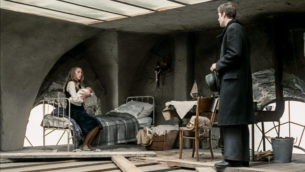 Klasztorna izba mężczyzna odwiedza kobietę z małym dzieckiem.