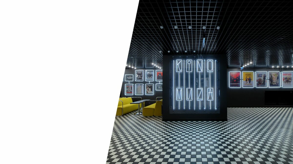 Zdjęcie holu głównego kina muza i uwaga dla widzów