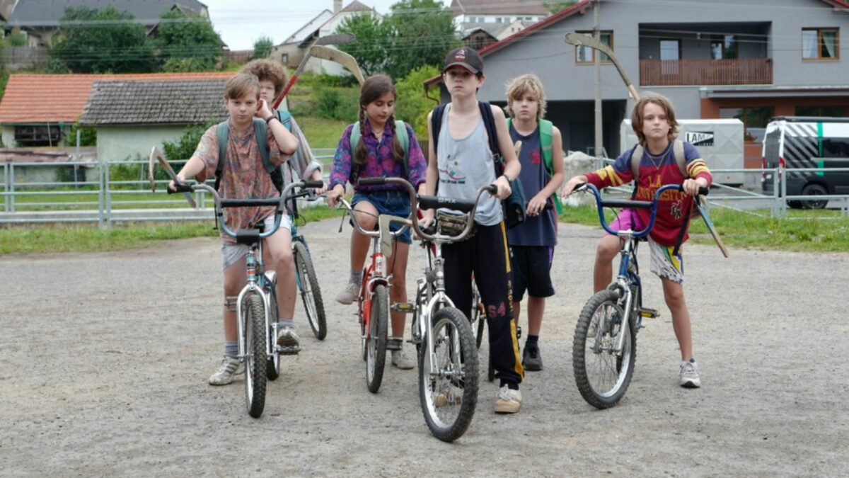 Grupa dzieciaków na rowerach.