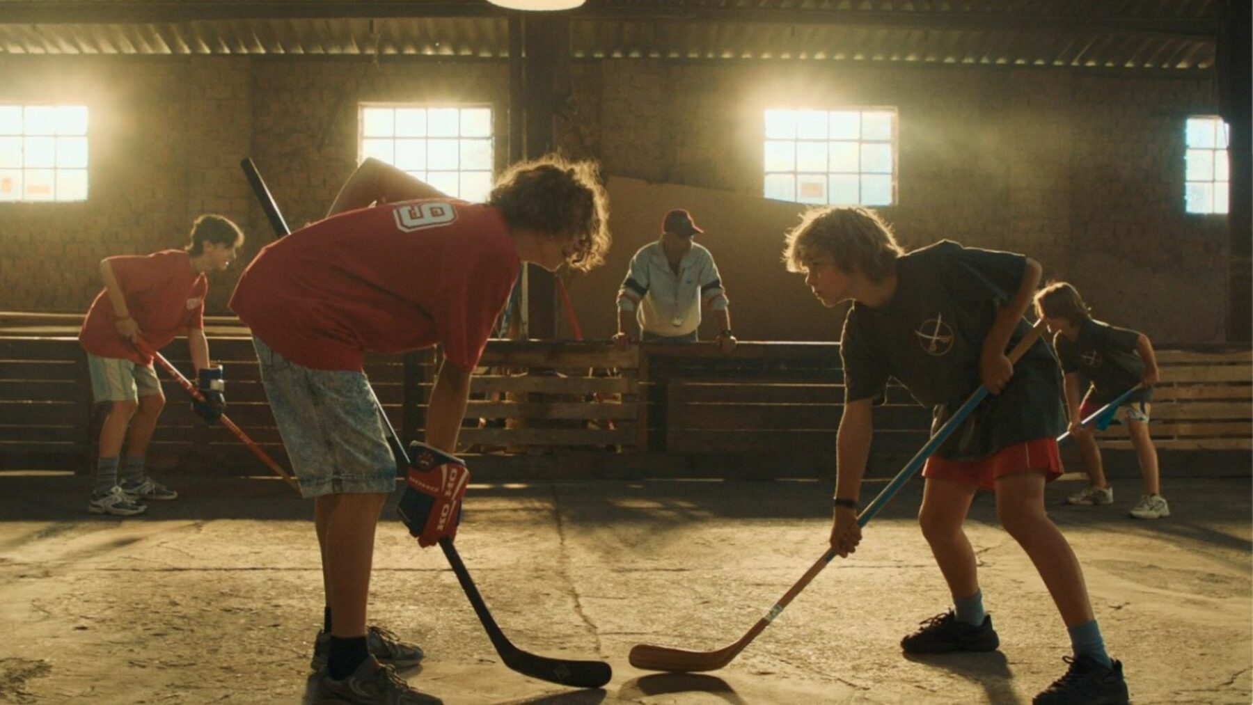 Dwóch chłopców grających w hokeja.
