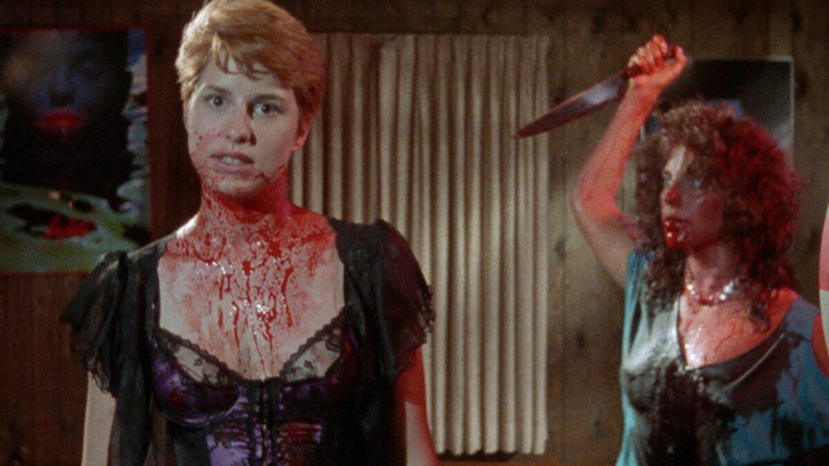 Kadr przedstawia dwie zakrwawione kobiety, jedna stoi z nożem w ręku.