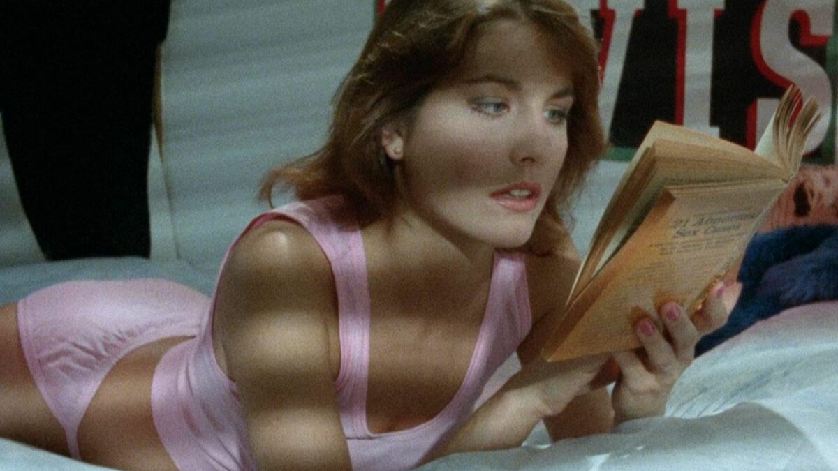 Młoda dziewczyna czytająca książkę na łóżku.