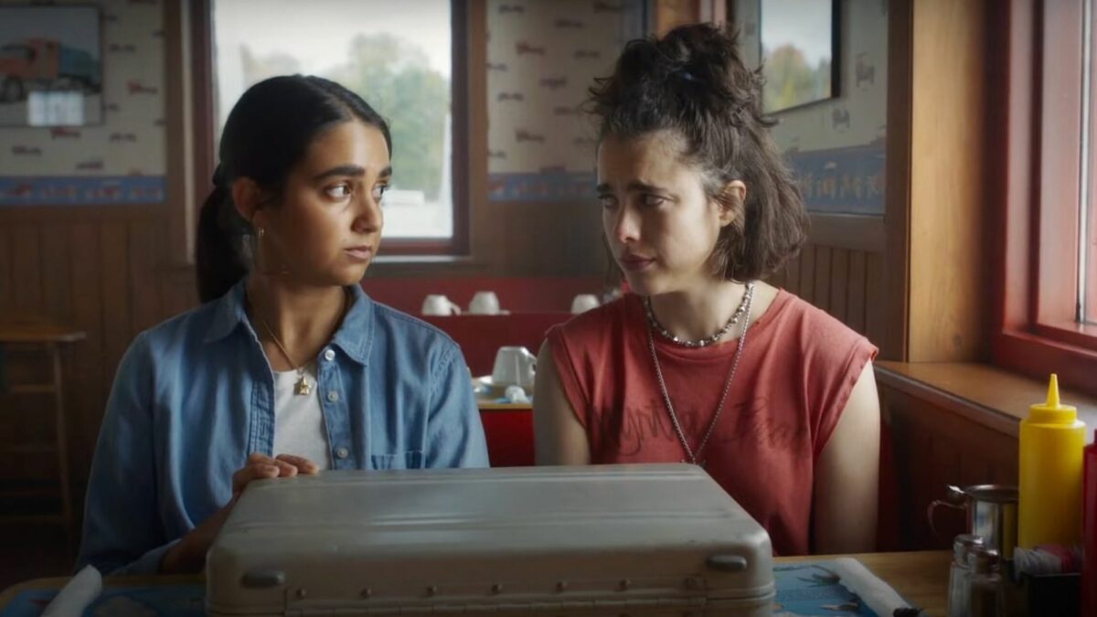 Dwie dziewczyny w amerykańskim barze przy stoliku.