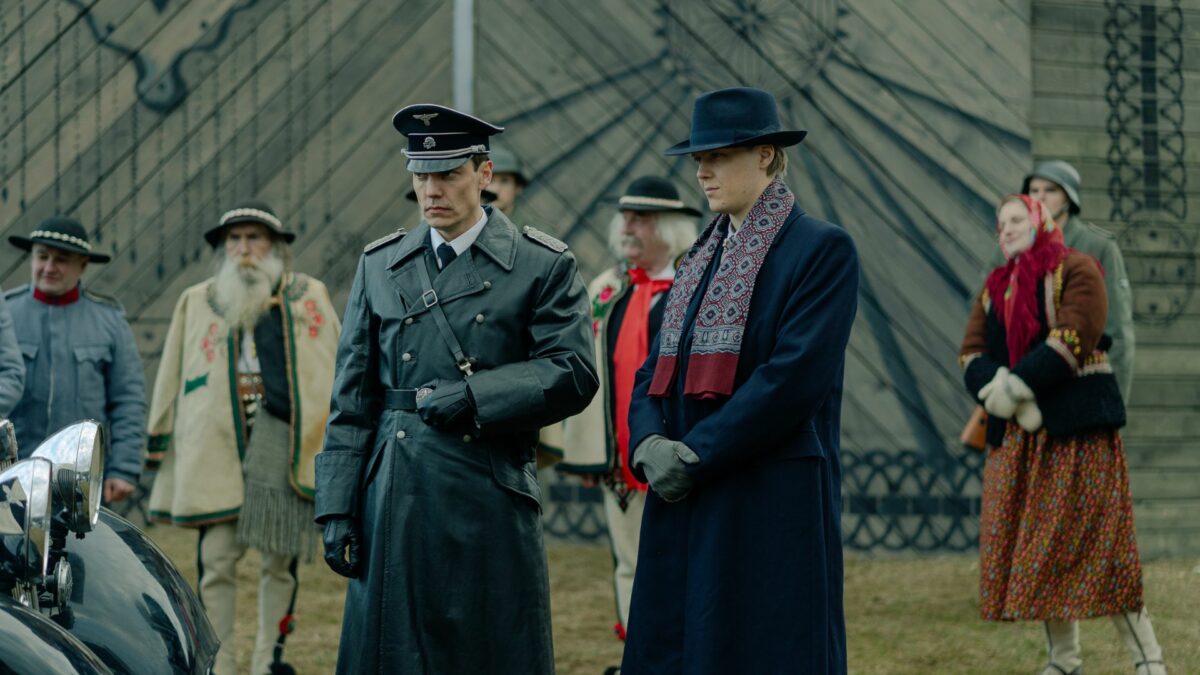 Niemieccy okupanci na tle miejscowej ludności.