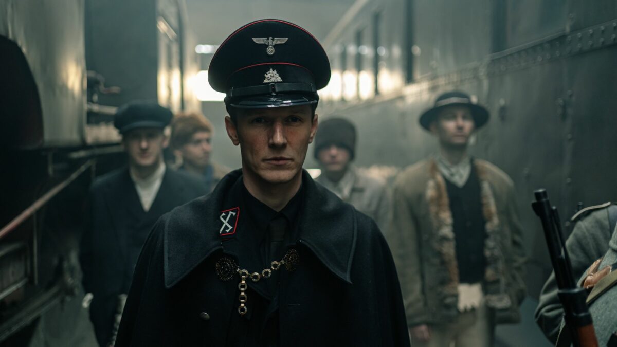 Niemiecki oficer na dworcowym peronie.