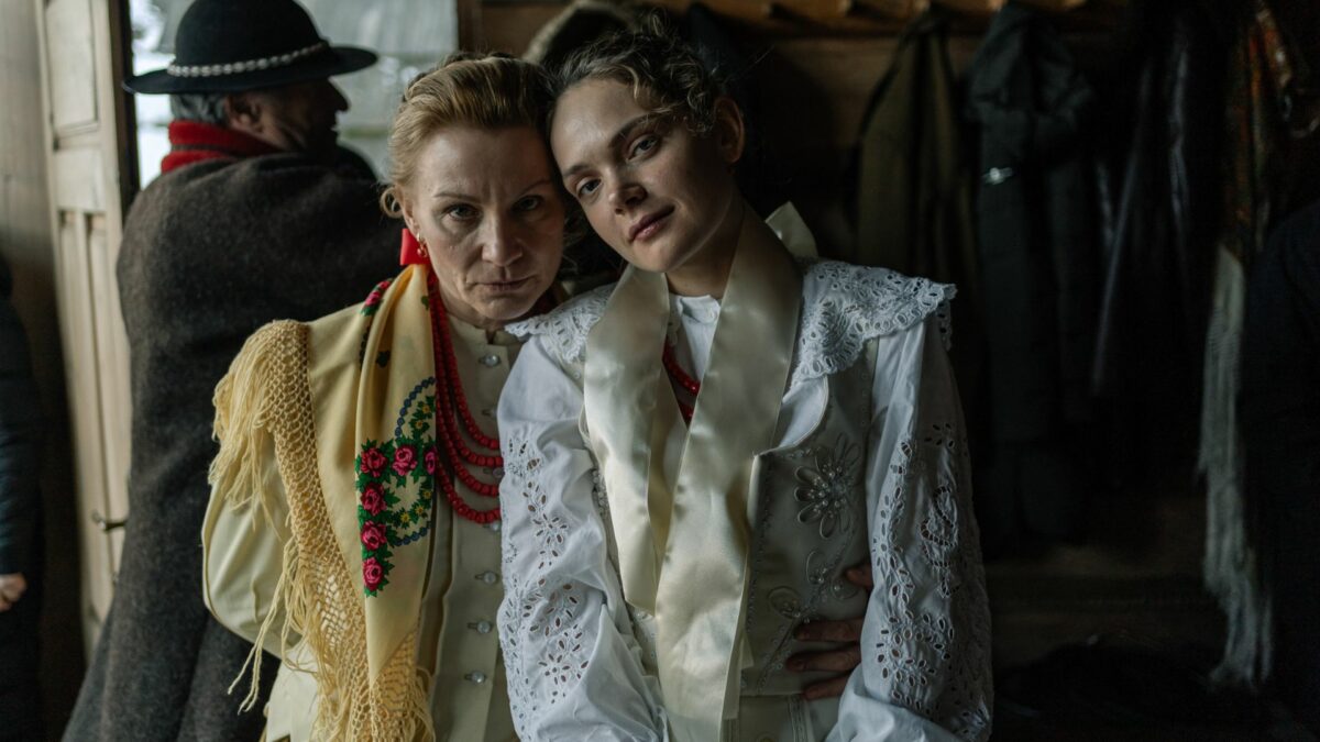 Scena z pociągu, blisko siebie siedzą dwie kobiety.