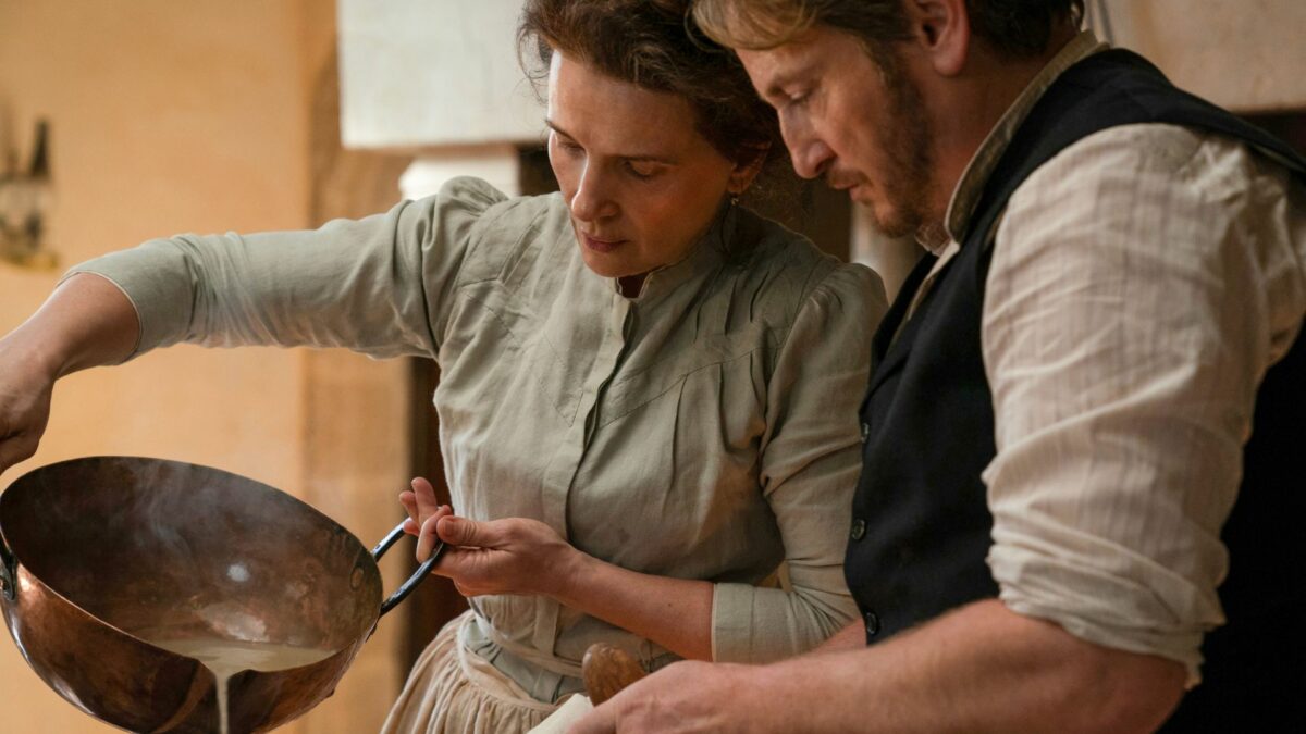 Kadr filmowy przedstawiający scenę z kuchnii, mężczyzna i kobieta razem gotują.