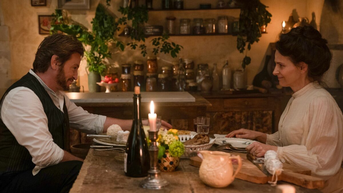 Para przy stole przed kolacją ze świecami.