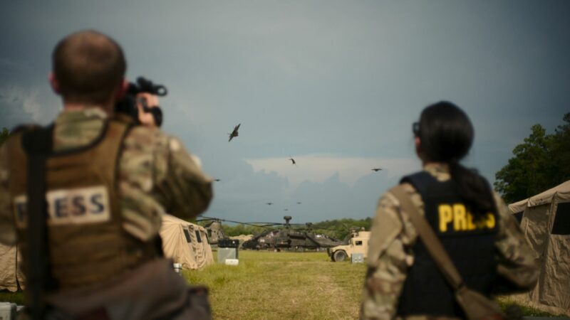 Patrol wojskowy obserwujący niebo.