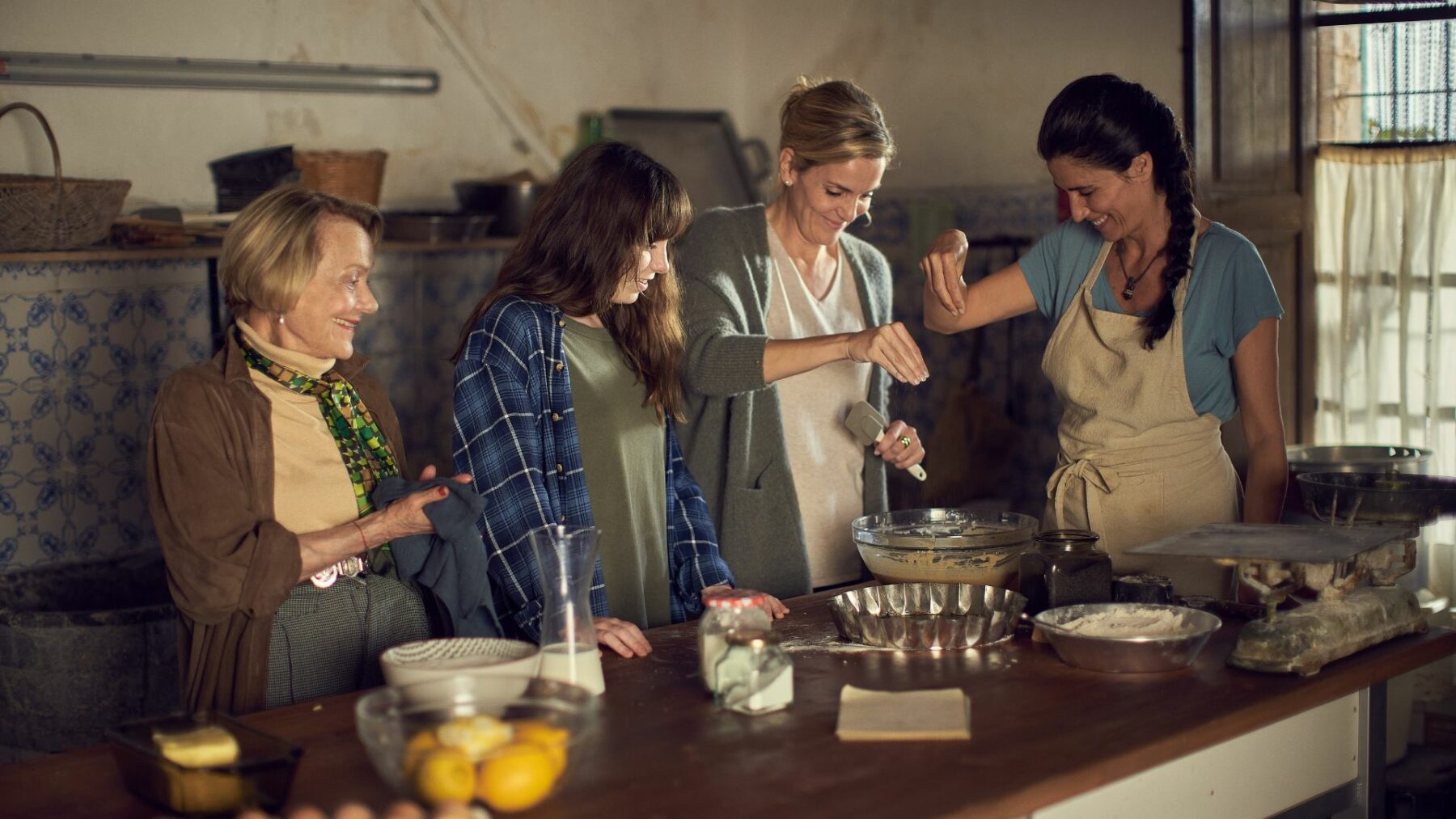 Cztery kobiety spędzające czas na wspólnym gotowaniu.