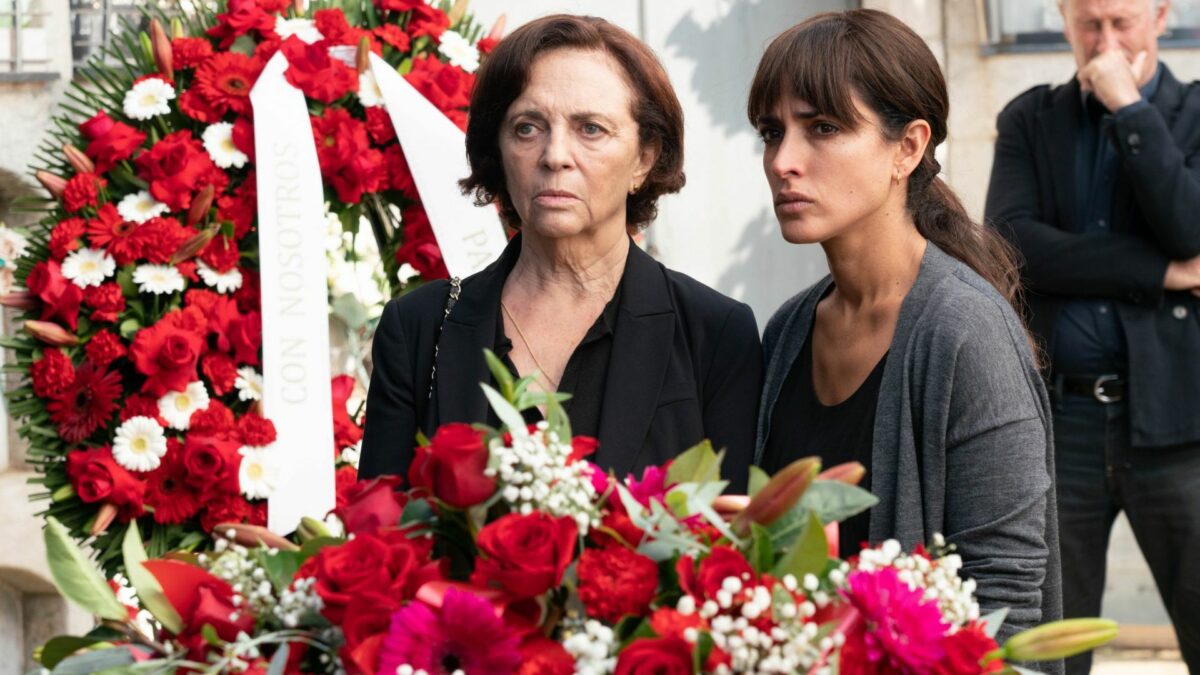 Dwie kobiety z wieńcem pogrzebowym.