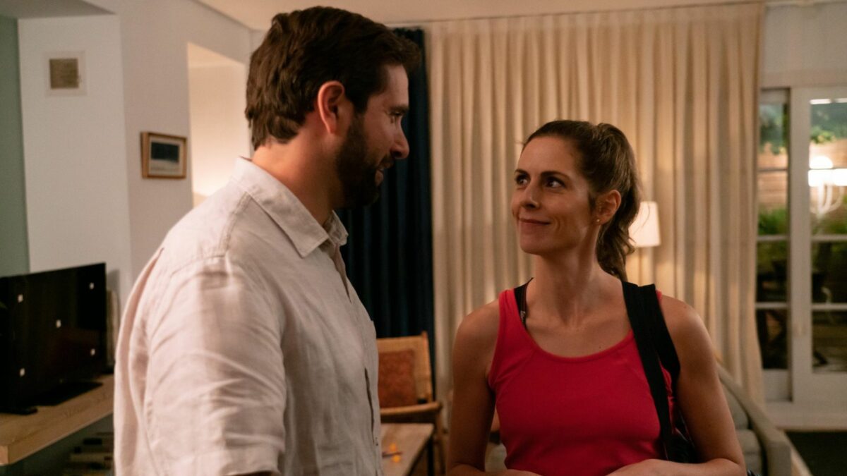 Kadr z salonu pokazujący rozmowę kobiety i mężczyzny.