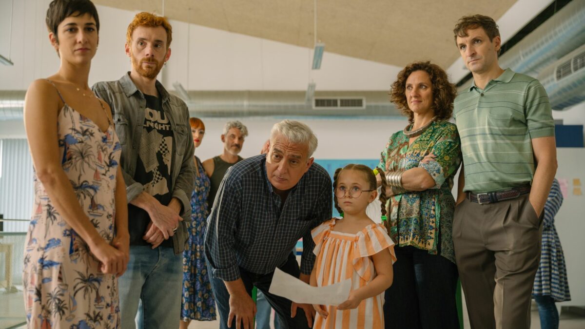 Starszy mężczyzna w towarzystwie swoich bliskich.