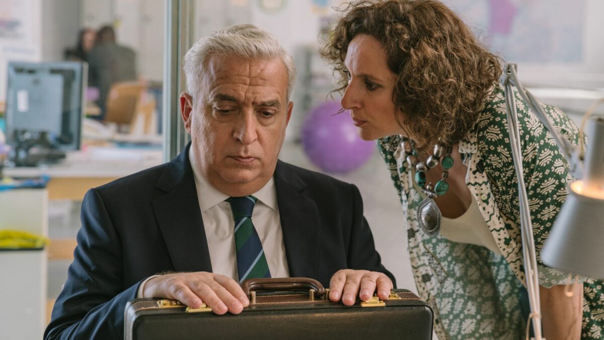 Kadr z urzędu, pracownik na rozmowie u przełożonego.